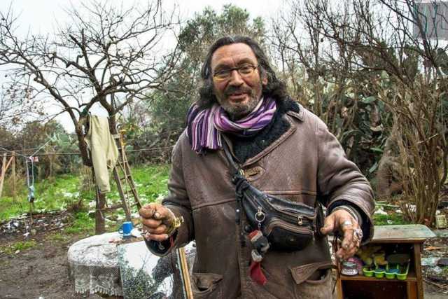 Triggiano, la storia di Piero: vive in mezzo ai rifiuti senza acqua, luce e gas